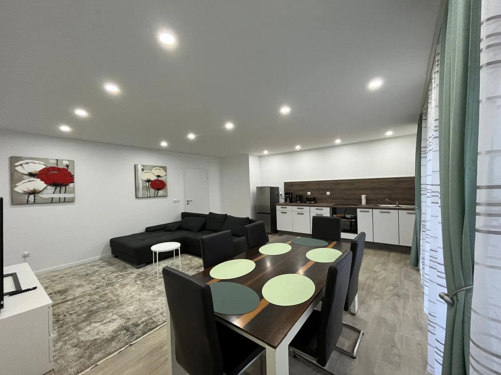 Wohnzimmer der Erdgeschoss-Wohnung mit viel Tageslicht