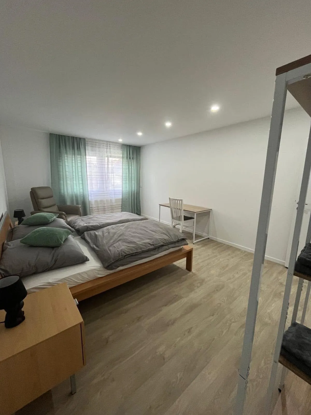 Schlafzimmer im Erdgeschoss mit hochwertiger Bettwäsche